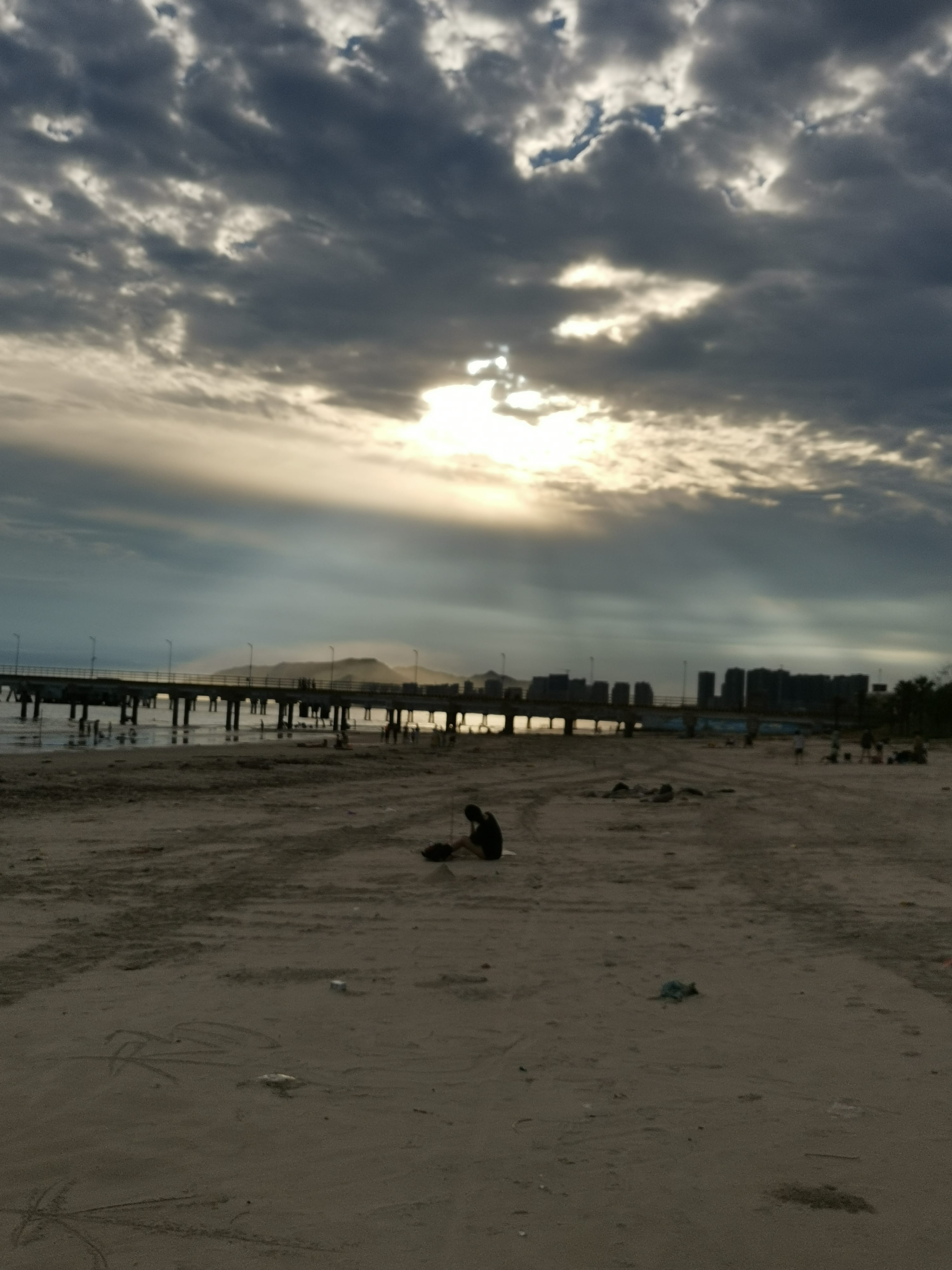 西沙滩夕阳光芒四射